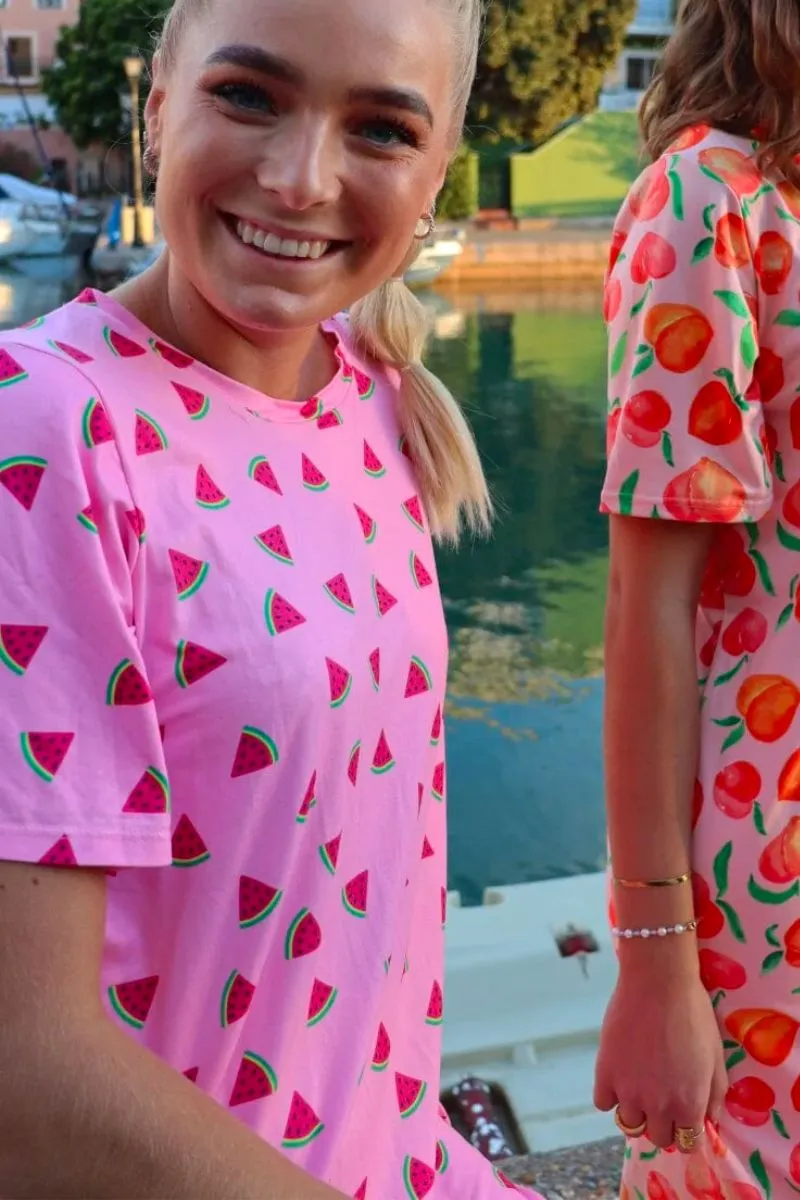 Alma T-Shirt Dress | Pink Watermelon | Kjole fra Liberté